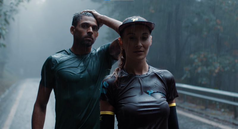 Pareja bajo la lluvia con ropa de invierno fyke corriendo.