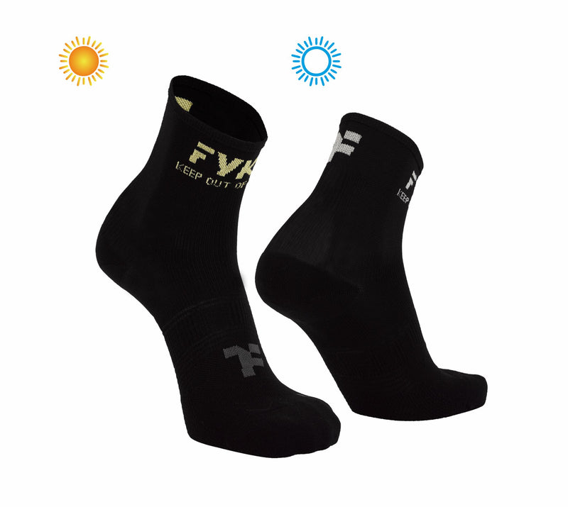Calcetines Boost Low: Black Calcetines Sun que cambian el color del logotipo fyke con la exposición al sol.