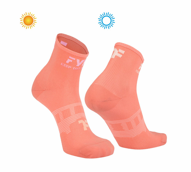 Calcetines Boost Bajos: Calcetines Coral Sun que cambian el color del logo del fyke con la exposición al sol.
