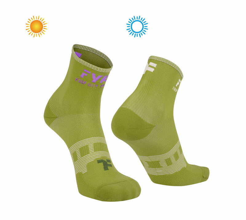 Calcetines Boost Low: Green Calcetines Sun que cambian el color del logotipo fyke con la exposición al sol.