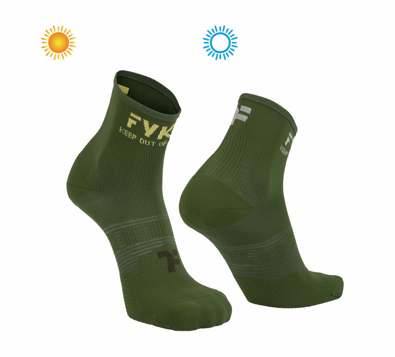 Boost Socks Low: Military Green Sun Socks que cambian el color del logotipo del fyke con la exposición al sol.