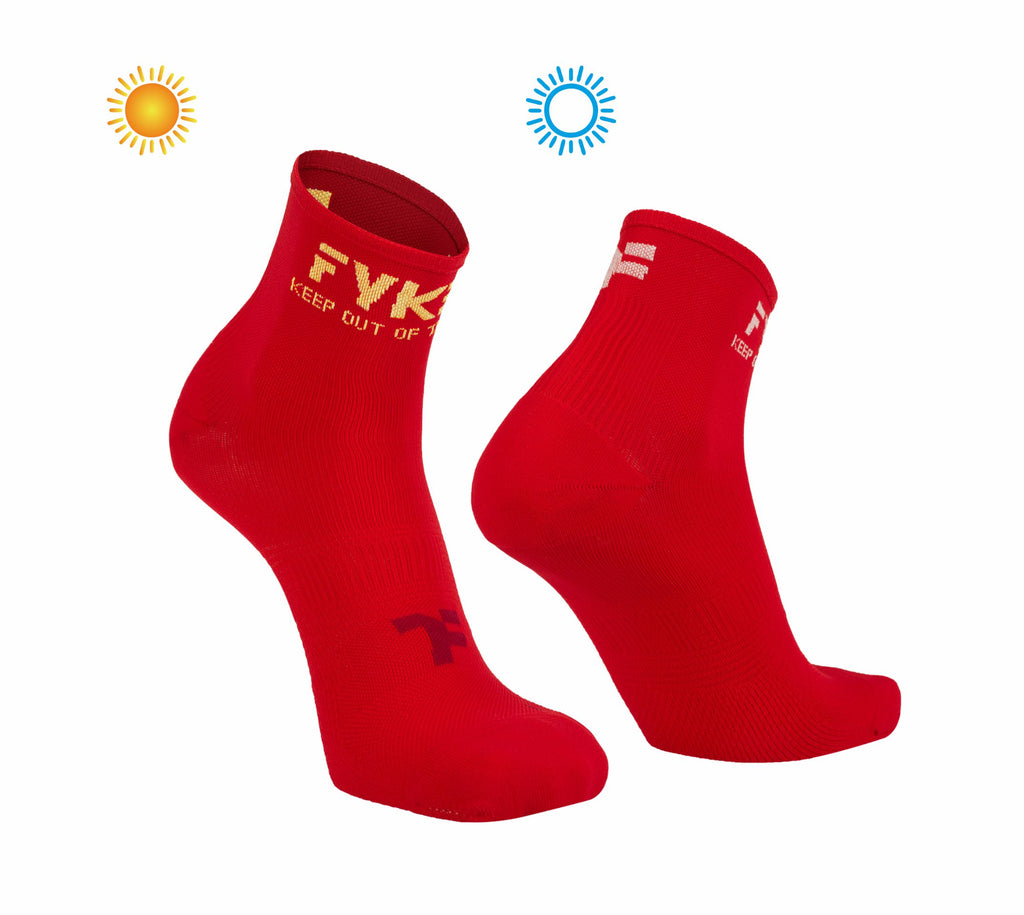 Calcetines Boost Low: Red Calcetines Sun que cambian el color del logotipo fyke con la exposición al sol.