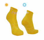 Boost Socks Low: Calcetines solares amarillos que cambian el color del logotipo del fyke con la exposición al sol.