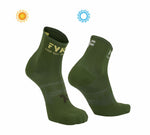 Boost Socks Low : Military Green Sun Socks qui changent la couleur du logo fyke avec l'exposition au soleil.
