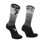 Meias intermédias em black cor gradiente com a marca Fyke e indicação do pé esquerdo e direito