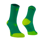 Meias intermédias em light green cor com a marca Fyke e indicação do pé esquerdo e direito