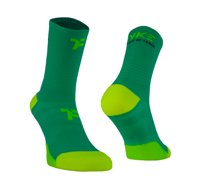 Meias intermédias em light green cor com a marca Fyke e indicação do pé esquerdo e direito
