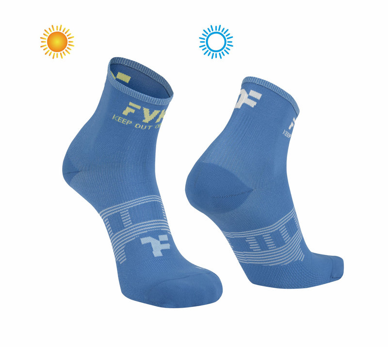 Boost Socks Low: Blue Meias solares que mudam a cor do logótipo fyke com a exposição ao sol.